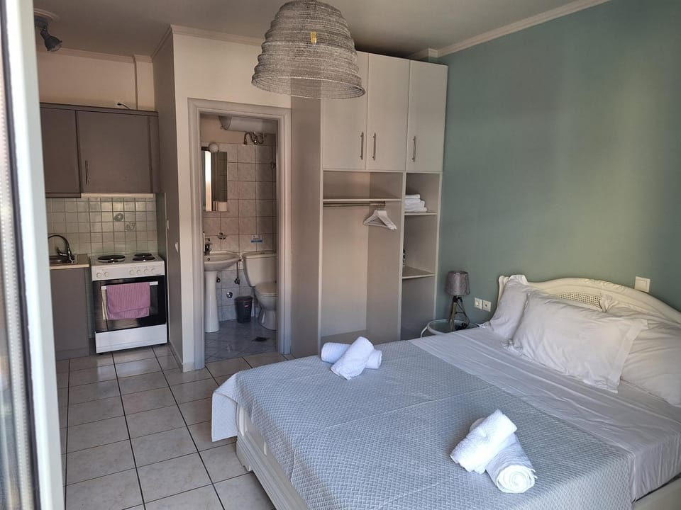 Bed, Kitchen or kitchenette, Photo of the whole room, Bedroom, towels