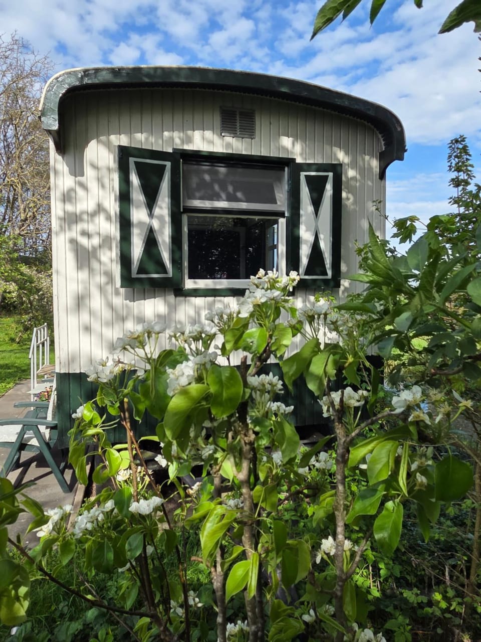 Pipowagen ''Slapen by Co'' Apartment in Gelderland, Netherlands