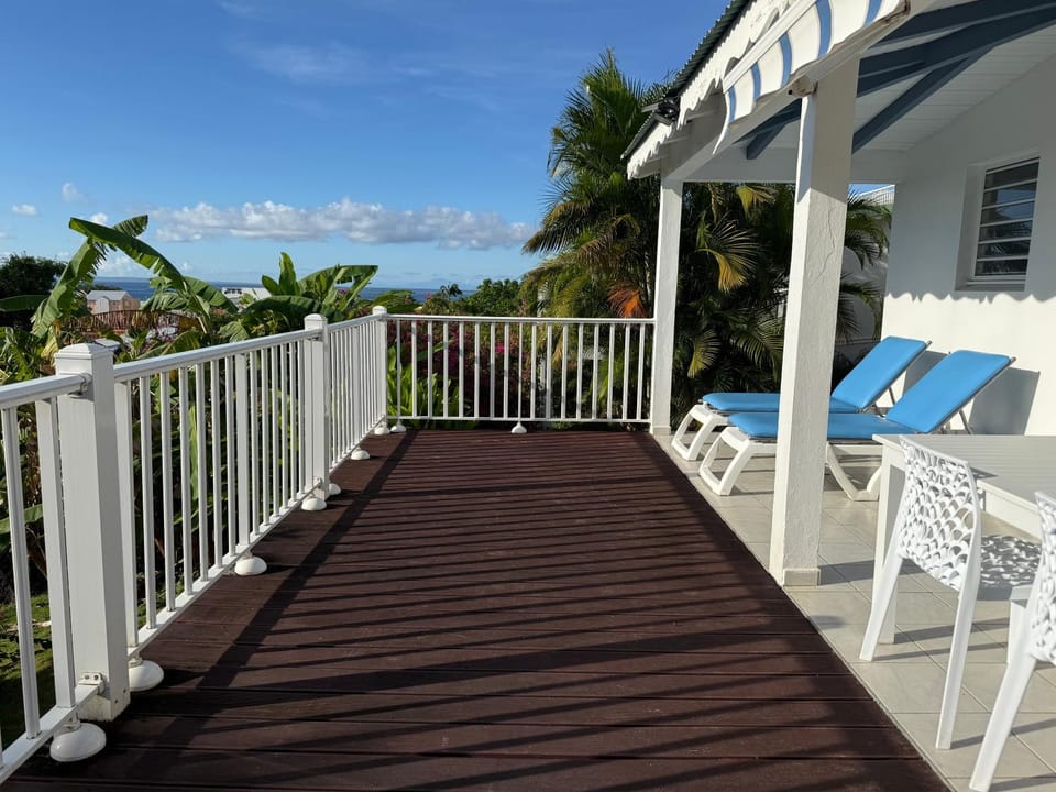 LE LAGON BLEU, BUNGALOWS Vue sur MER , 350 m de la plage House in Sainte-Anne