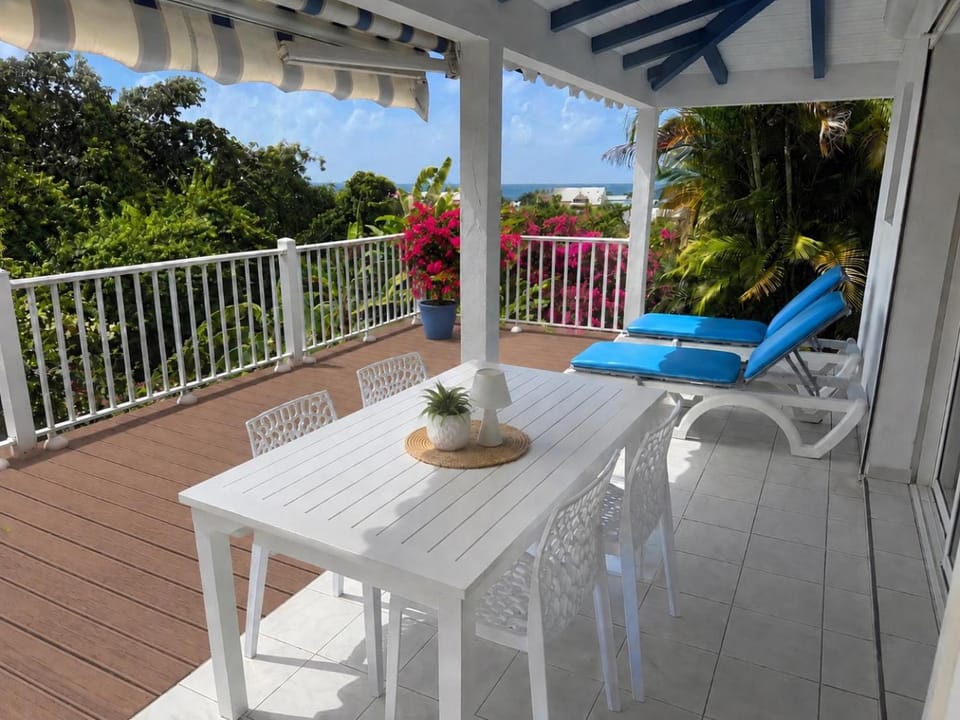 LE LAGON BLEU, BUNGALOWS Vue sur MER , 350 m de la superbe plage du bourg House in Sainte-Anne