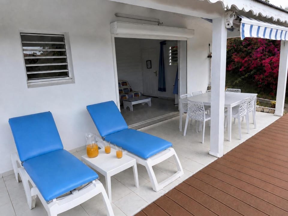 LE LAGON BLEU, BUNGALOWS Vue sur MER , 350 m de la plage House in Sainte-Anne