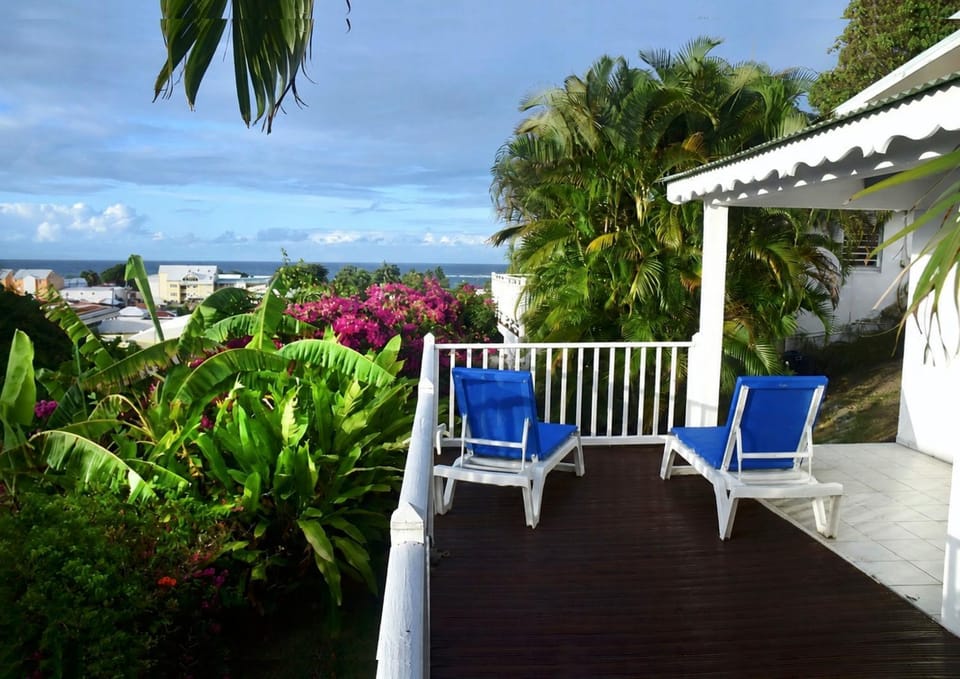 LE LAGON BLEU, BUNGALOWS Vue sur MER , 350 m de la plage House in Sainte-Anne