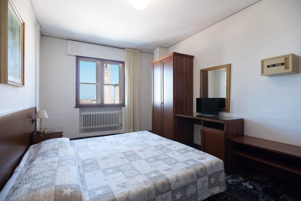 Bed, TV and multimedia, Bedroom