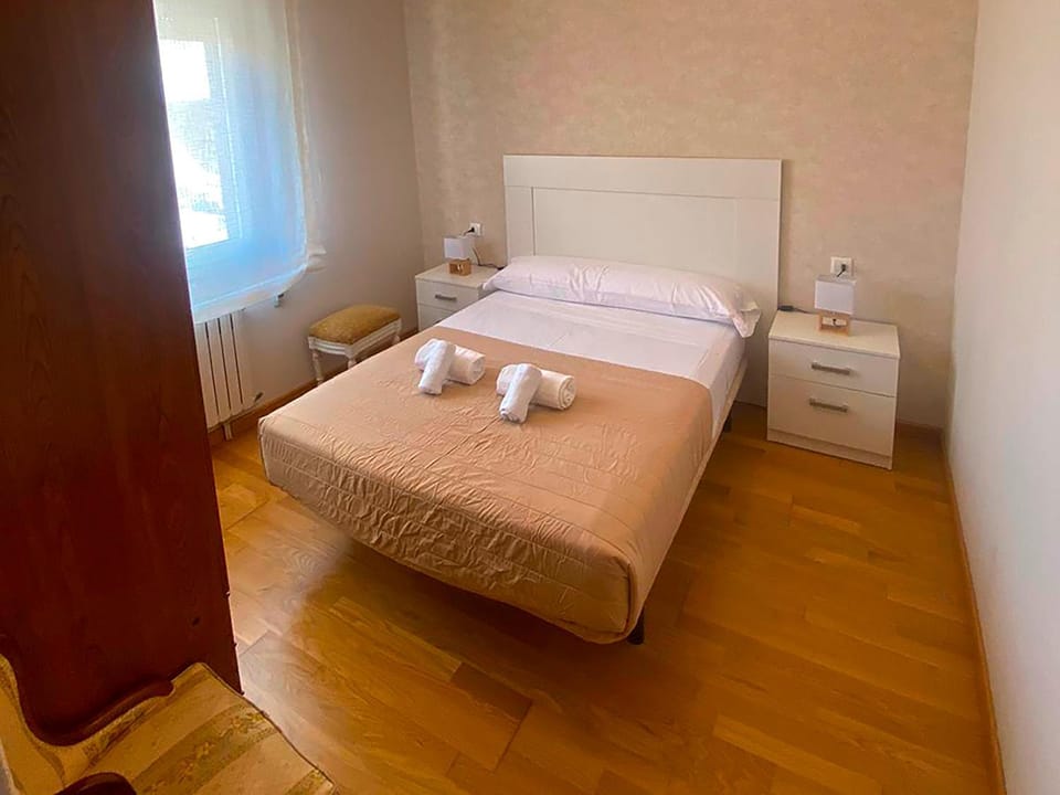 Spring, Bed, Activities, Winter, Summer, Balcony/Terrace, Photo of the whole room, Beach, Hiking, Bedroom, Autumn, Sports, Entertainment, children, children, children, young children, young children, young children, older children, older children, older children, group of guests, group of guests, group of guests, cot, Family, Family, Family, microwave, oven, washing machine