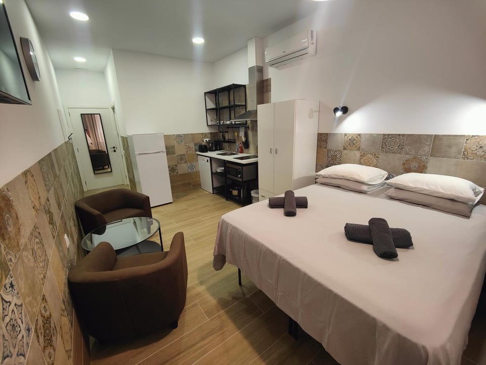 Bed, Photo of the whole room, Bedroom