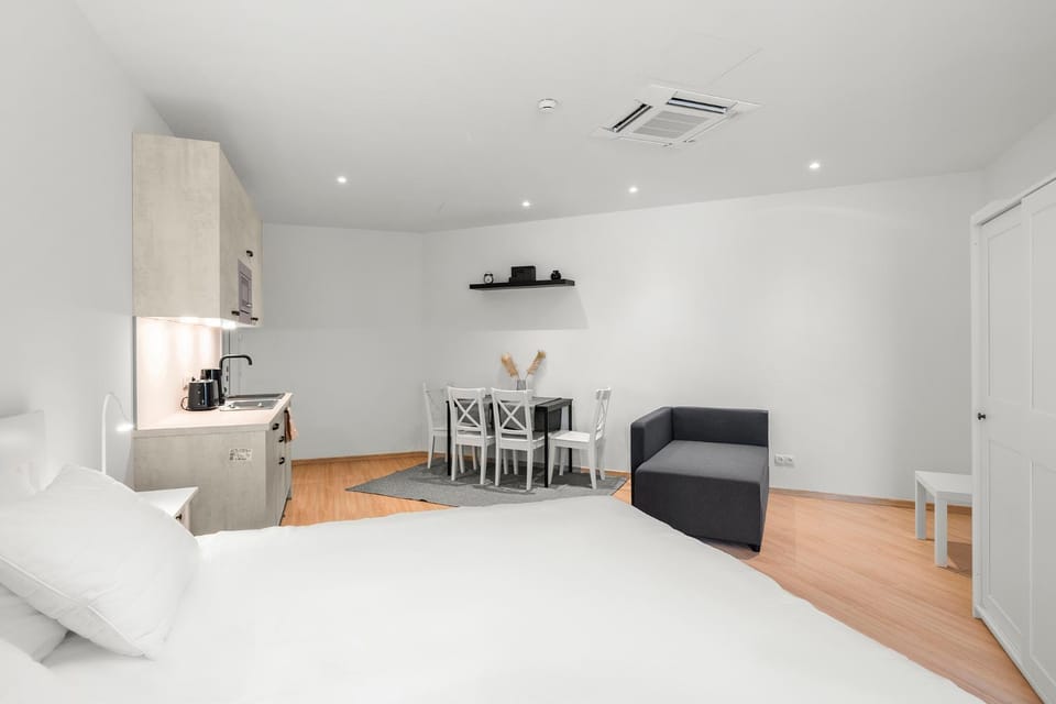 TV and multimedia, Living room, Photo of the whole room, Seating area, Dining area