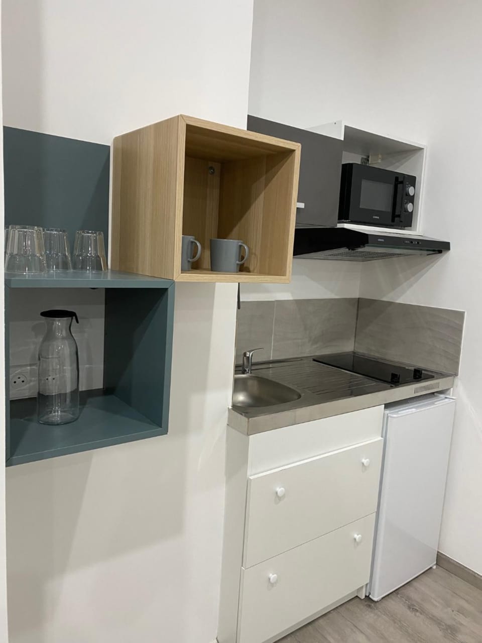 Kitchen or kitchenette, minibar, stove