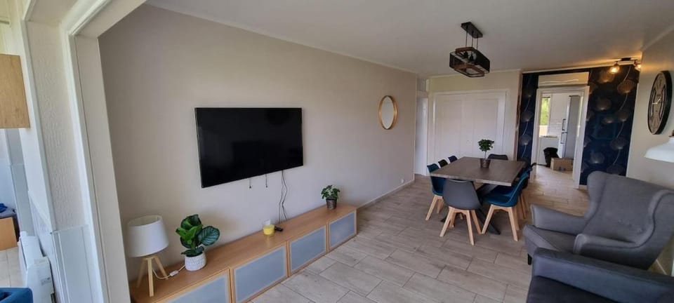 Communal lounge/ TV room, TV and multimedia, Living room, Dining area