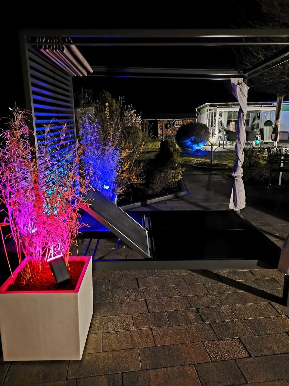 Bed, Garden, Hot Tub, sunbed