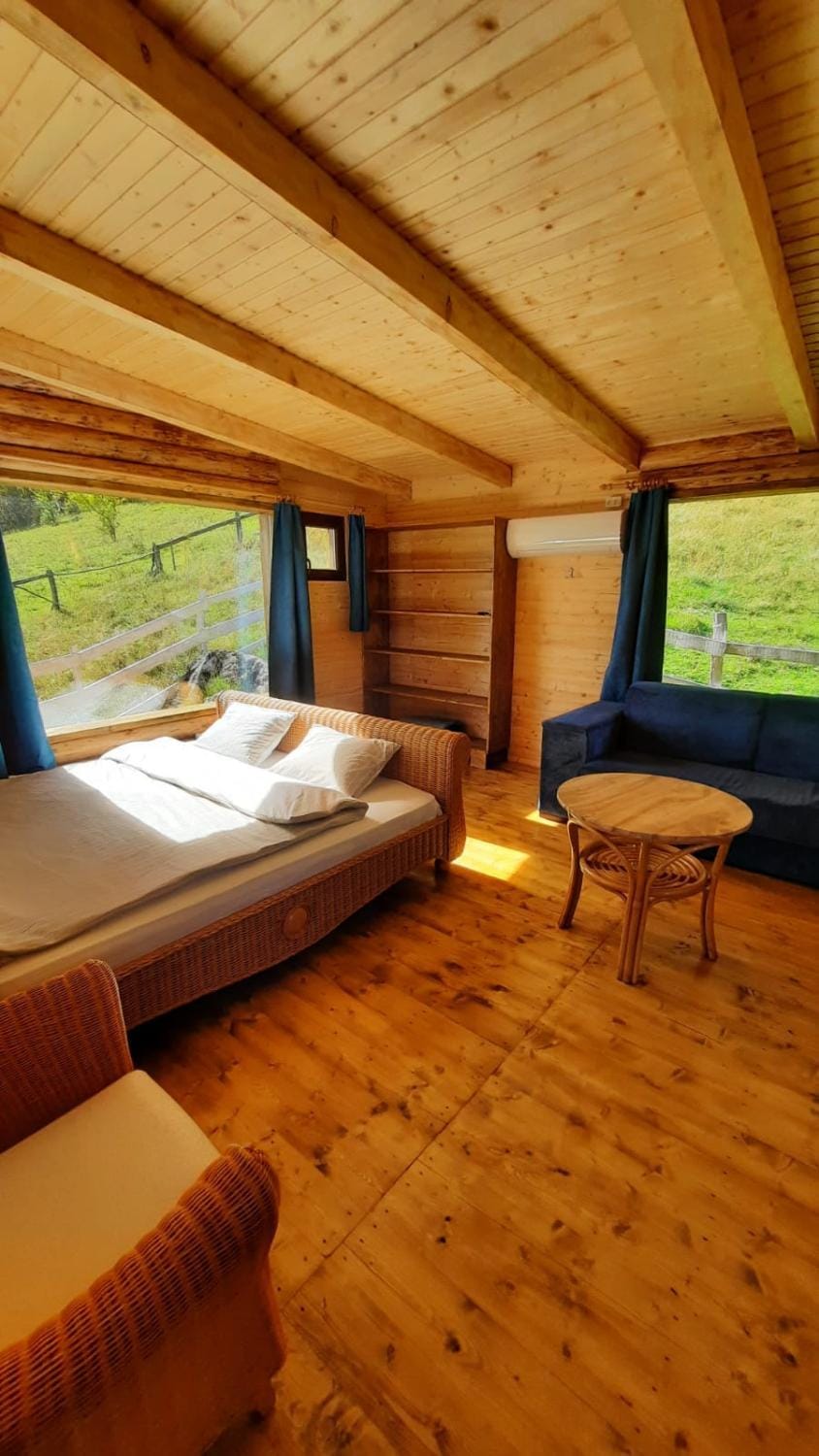 Cabana Himalaya Lodge cu ciubăr din inima munților Apuseni- masivul Buces -Vulcan House in Romania