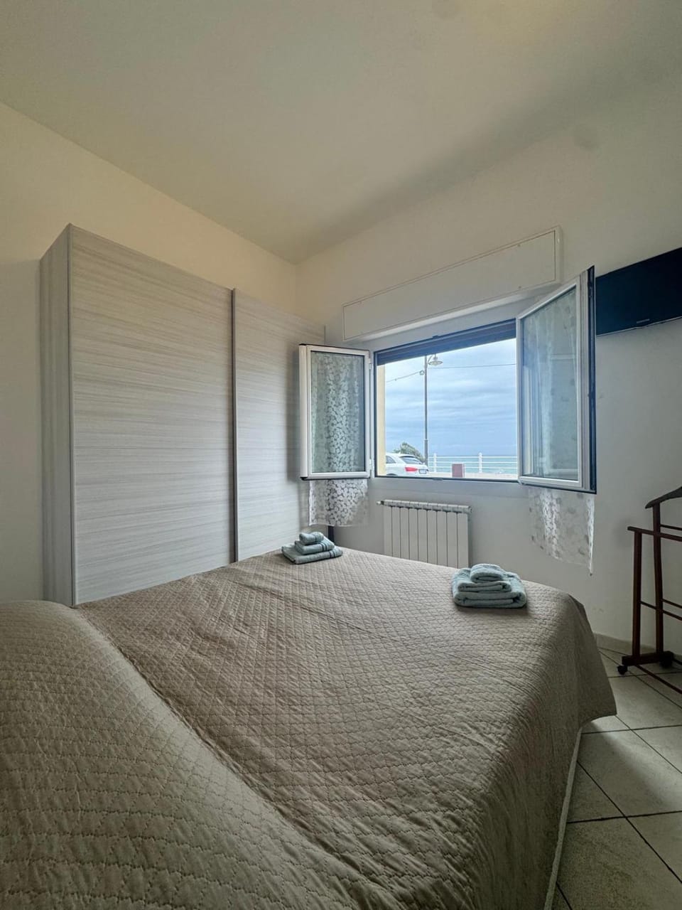 Bed, Bedroom, Sea view, Street view