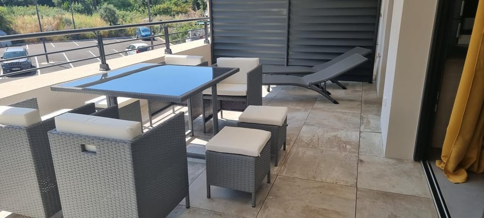 Patio, Day, Balcony/Terrace, Dining area