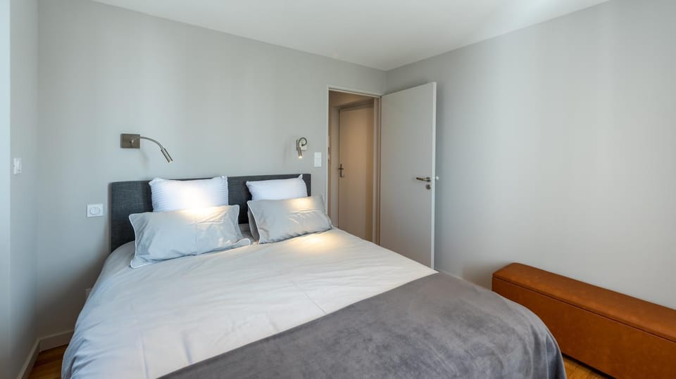 Bed, Photo of the whole room, wardrobe