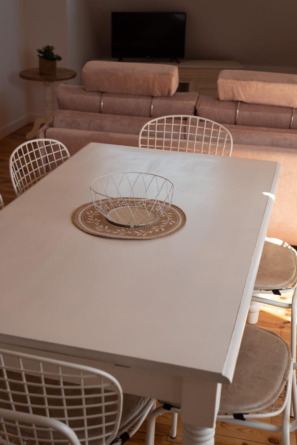 TV and multimedia, Living room, Seating area, Dining area