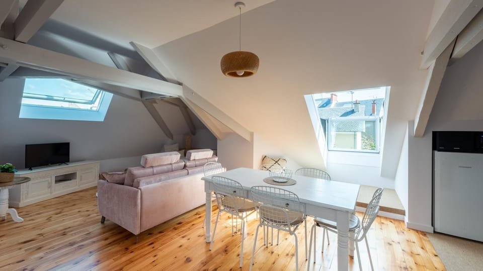TV and multimedia, Living room, Seating area, Dining area