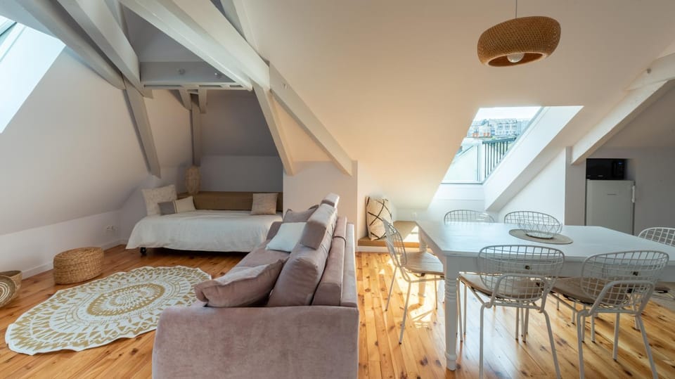 TV and multimedia, Living room, Seating area, Dining area