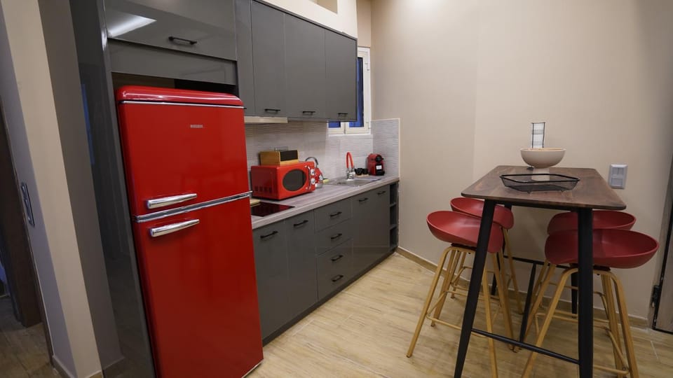 Kitchen or kitchenette, minibar, stove