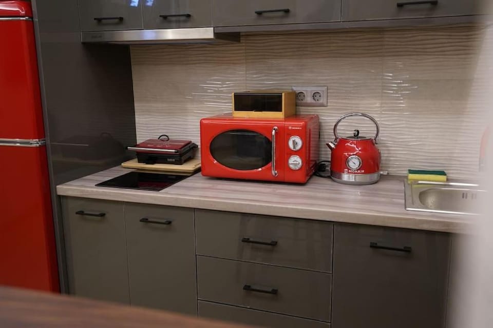 Coffee/tea facilities, Kitchen or kitchenette, stove