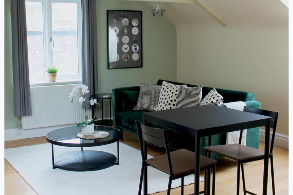 1 Bed Loft - Sleeps 2 - Parking - Wifi Apartment in Newport