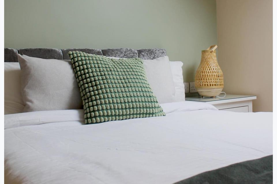 1 Bed Loft - Sleeps 2 - Parking - Wifi Apartment in Newport