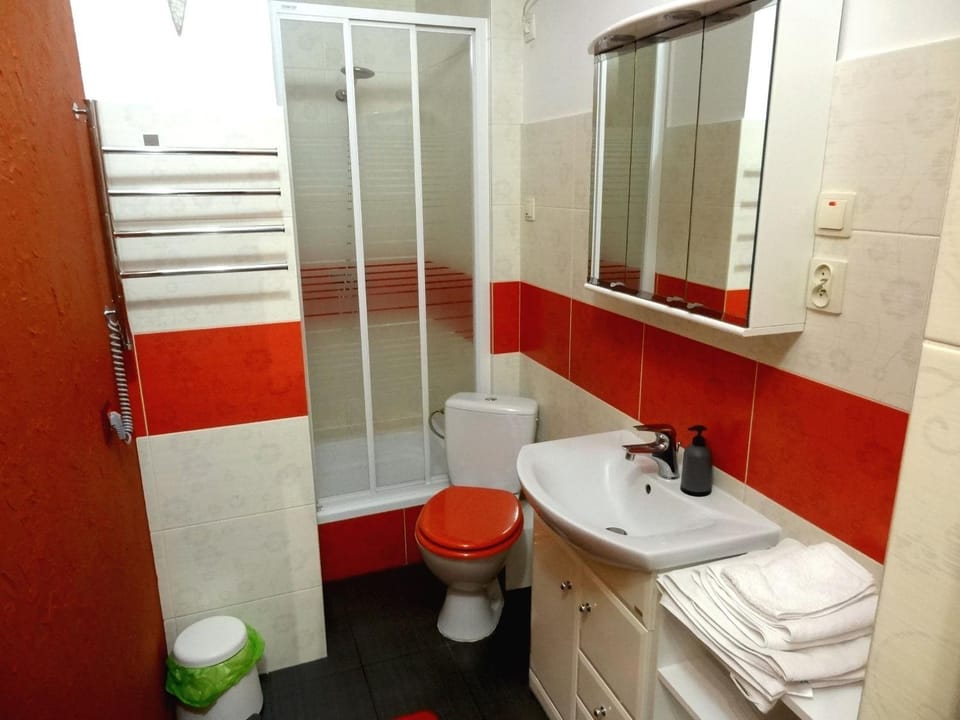 Shower, Toilet, Bathroom, towels