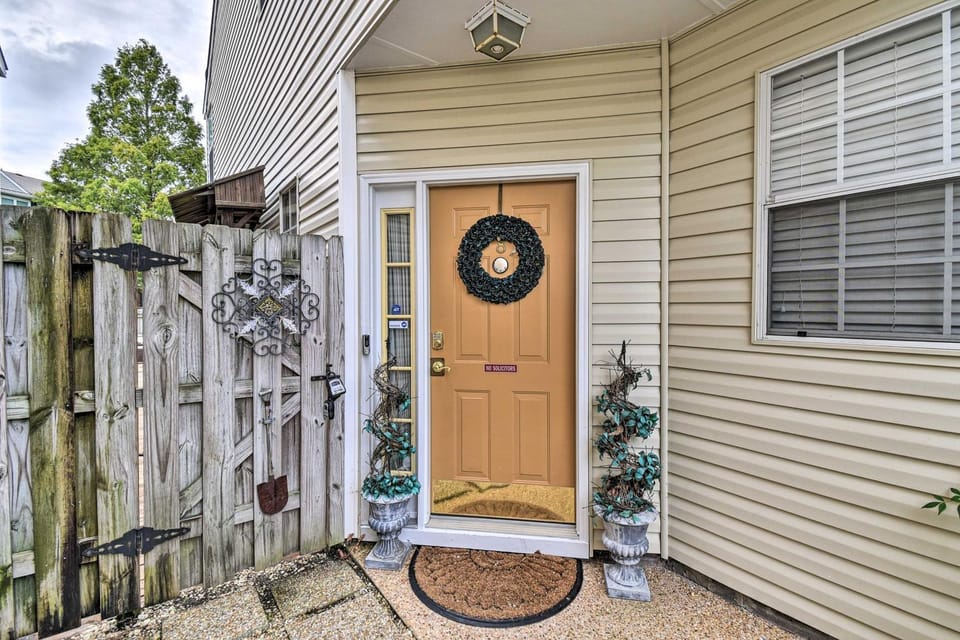Hampton Home w/ Fireplace + Close to Beaches! House in Hampton
