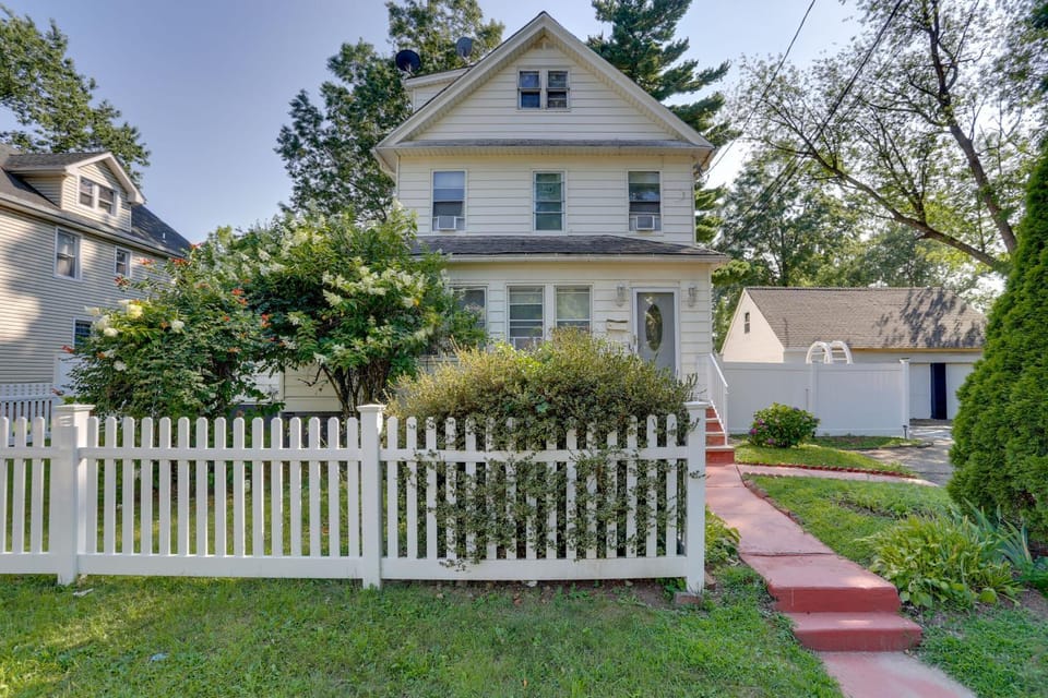 8 Mi to MetLife Stadium: Pet-Friendly Home w/ Yard House in Teaneck