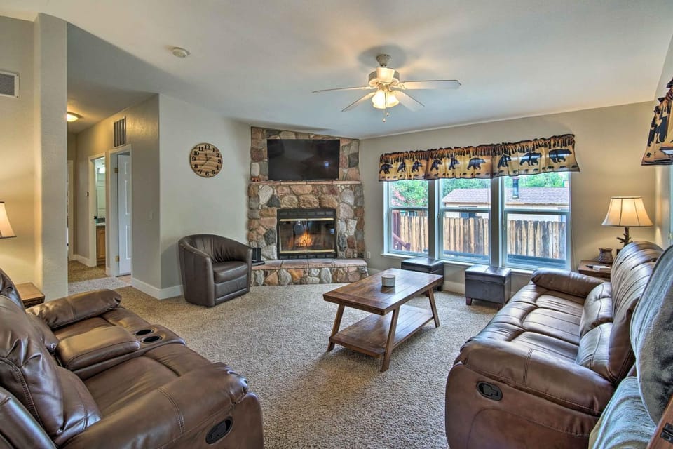 8 Mi to Big Bear Lake & Village: Sugarloaf Cabin! Cabin in Southern California