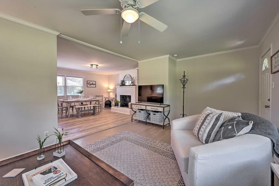 Charming Retreat on 5 Acres w/ Deck & Grill! House in Greensboro