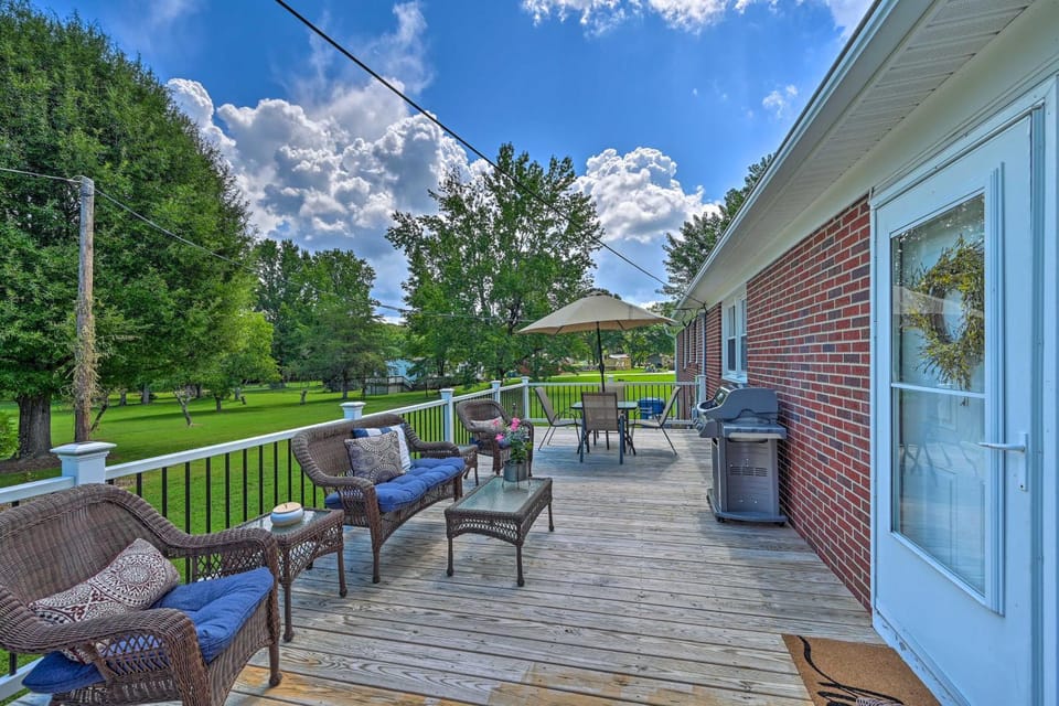 Charming Retreat on 5 Acres w/ Deck & Grill! House in Greensboro