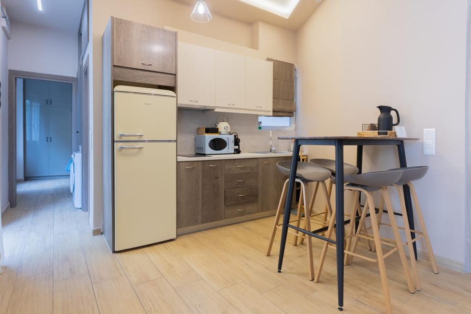 New Ventiri Suite 2, near Hilton, Athens Central, fully equipped Apartment in Athens