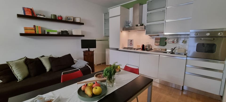 Kitchen or kitchenette, Living room, Seating area, Dining area, Communal kitchen