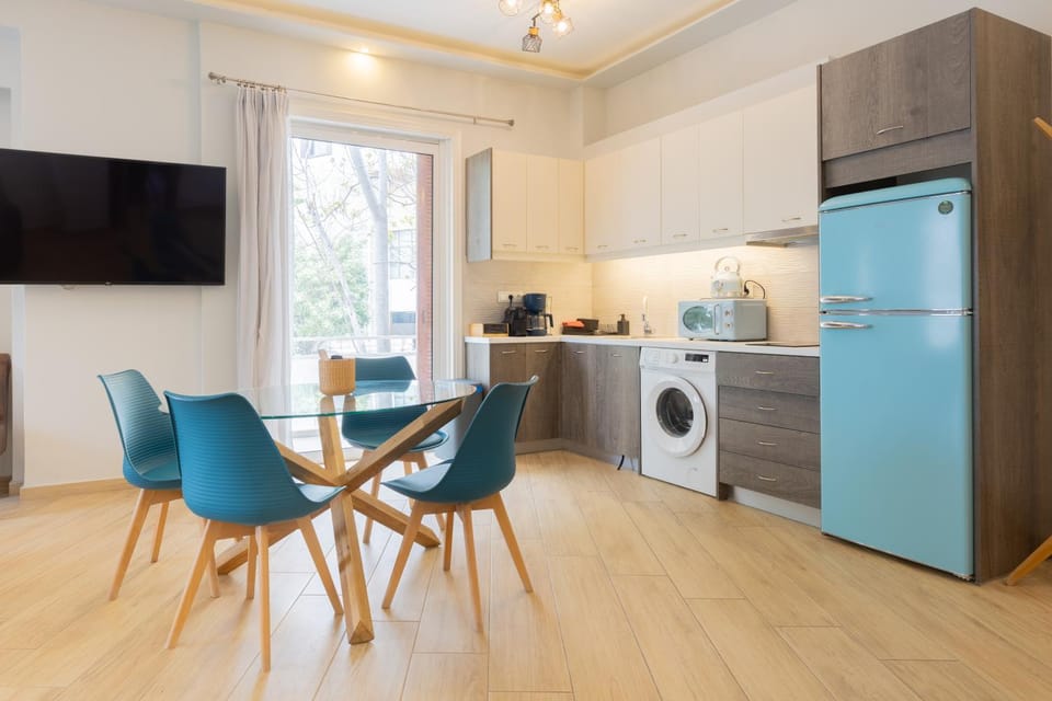 TV and multimedia, Kitchen or kitchenette, Living room, Seating area, Dining area, stove, washing machine