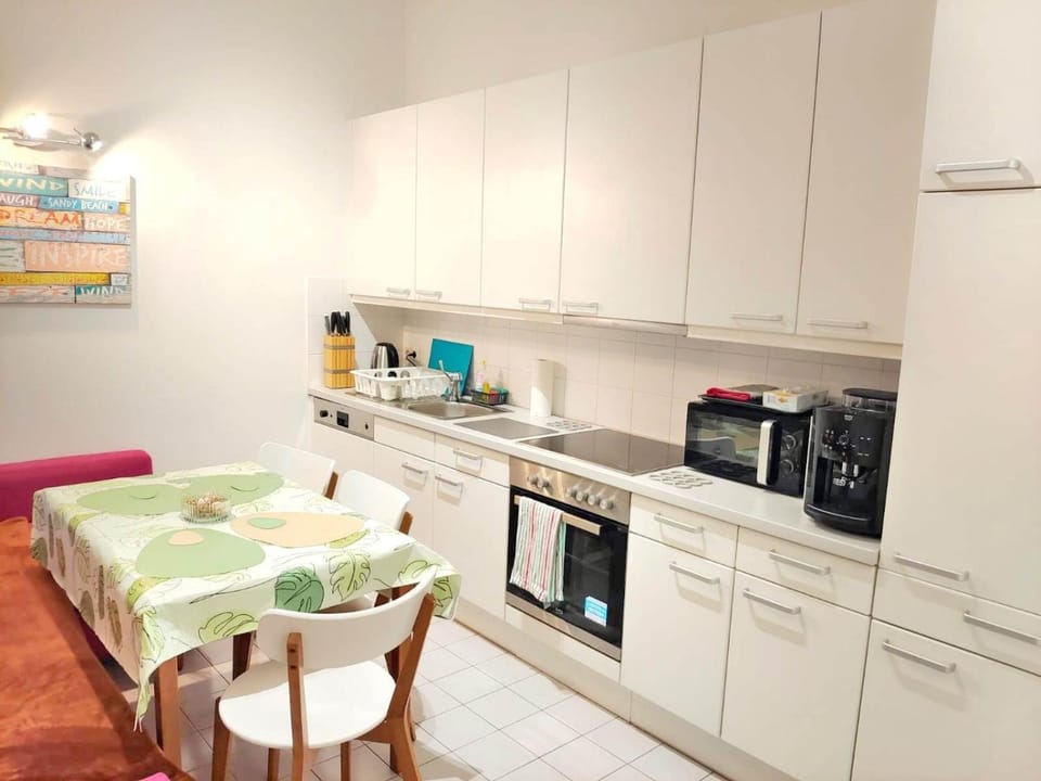 Central Mariahilfer Apartment 4 min to the city shopping center and Schönbrunn Palace Apartment in Vienna