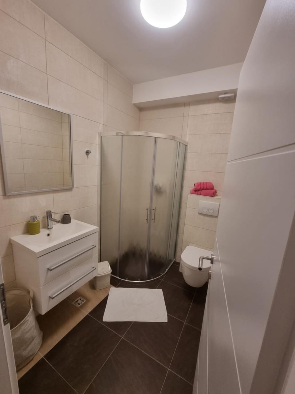 Shower, Toilet, Bathroom, towels