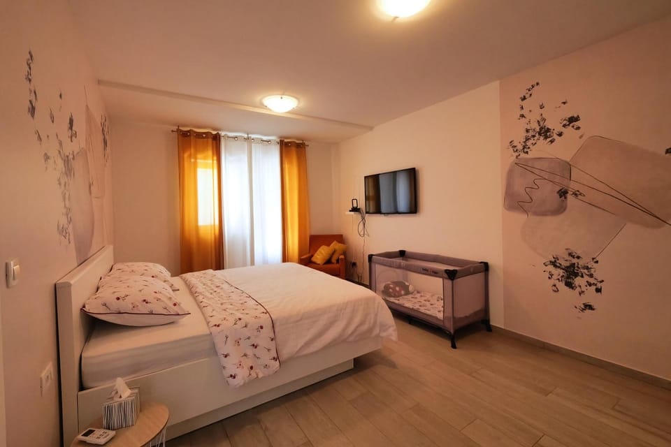 Bed, TV and multimedia, Photo of the whole room, Bedroom