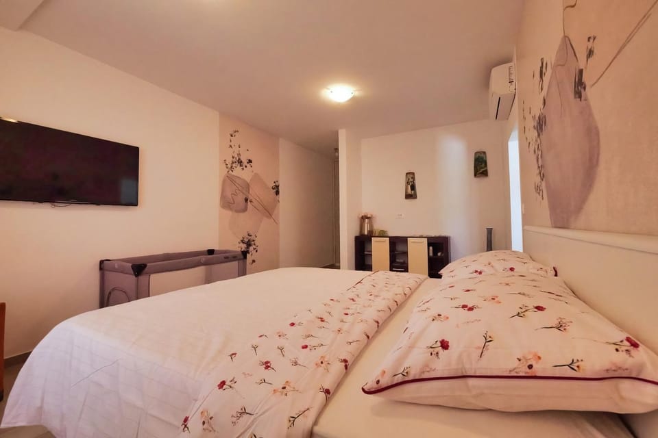 Bed, TV and multimedia, Photo of the whole room, Bedroom