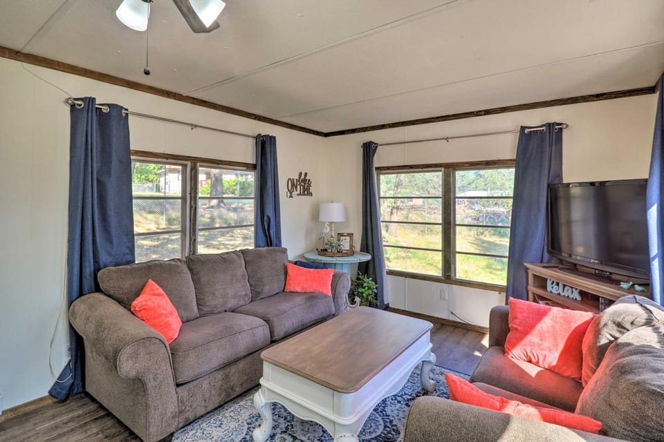 Cozy Lakeside Home w/ Lake & Mountain Views! House in Lakeside
