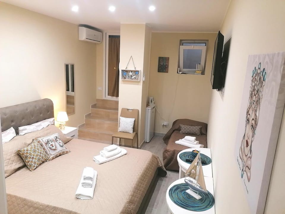 Bed, TV and multimedia, Photo of the whole room, Bedroom, towels, air conditioner