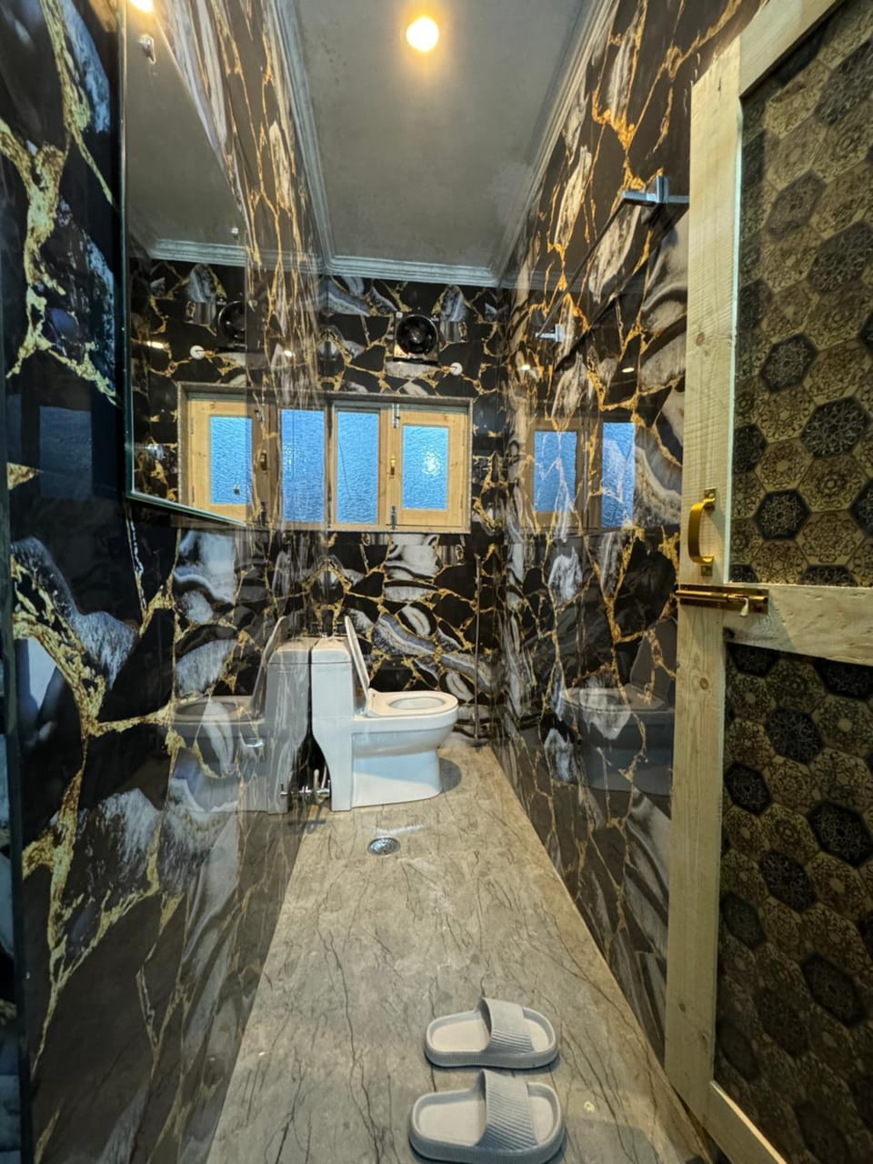 Toilet, Bathroom, towels