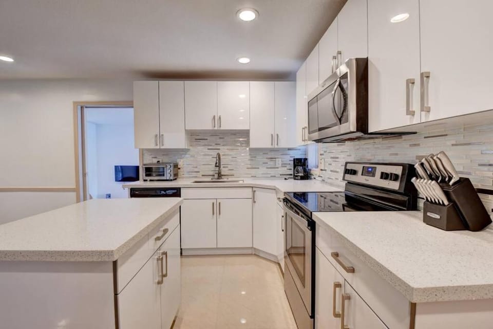 5 BR Mansion with Pool and non-heated Jacuzzi Games in Boynton Beach House in Boynton Beach