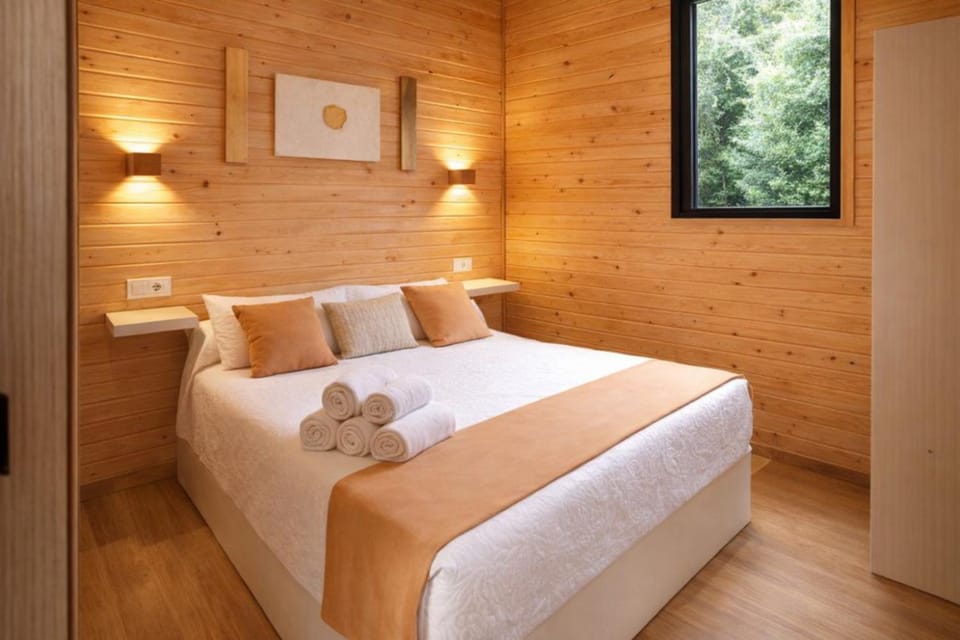 Bed, Photo of the whole room, Bedroom, towels