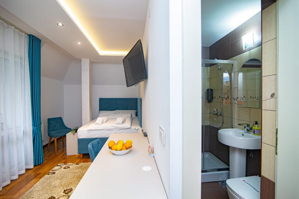 Shower, Toilet, Bed, TV and multimedia, Balcony/Terrace, Bedroom, towels