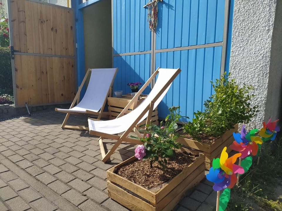 Property building, Facade/entrance, Day, On site, sunbed
