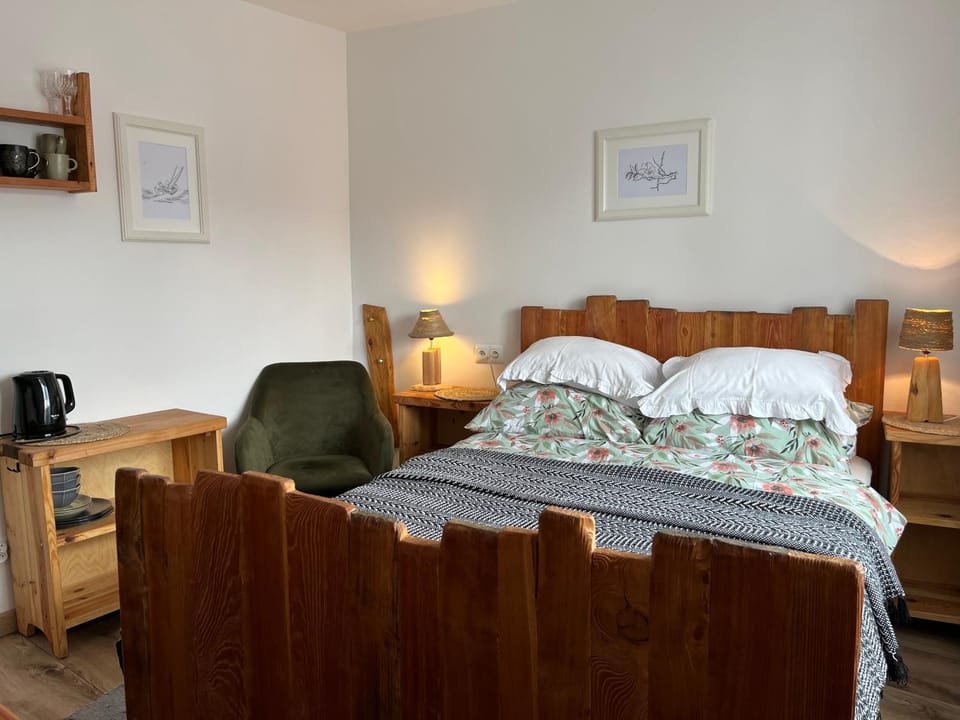 Bed, Photo of the whole room, Seating area, Bedroom, hair dresser