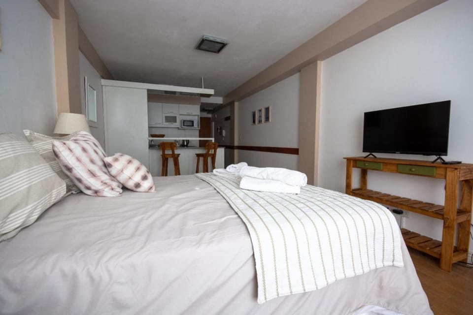 Communal lounge/ TV room, Bed, TV and multimedia, Photo of the whole room, Evening entertainment, Bedroom, towels