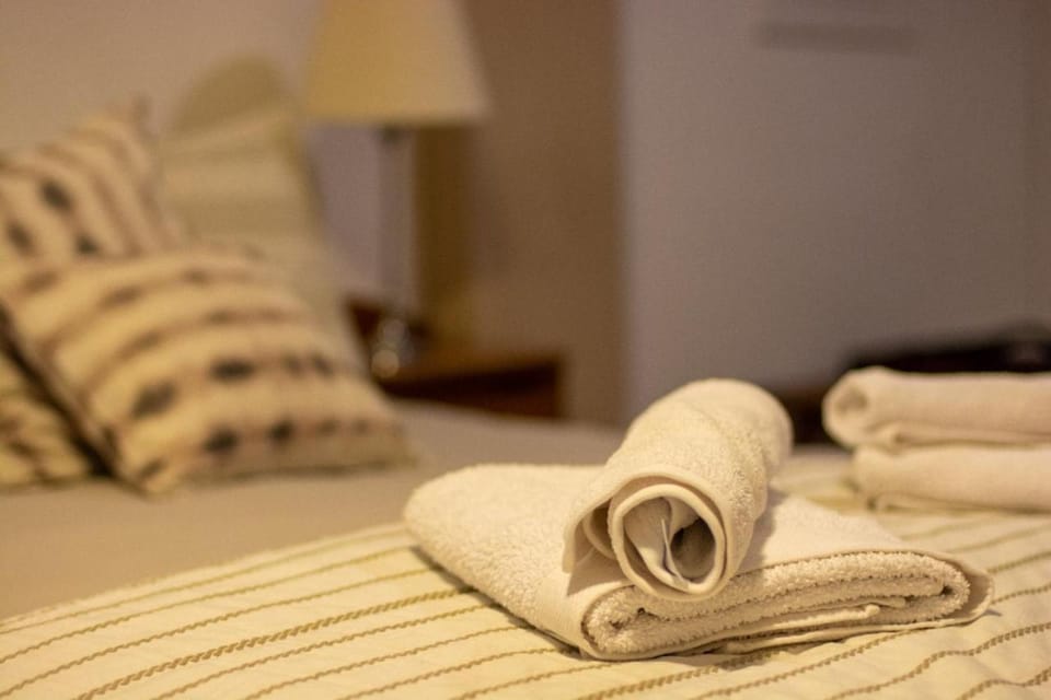 Bed, towels