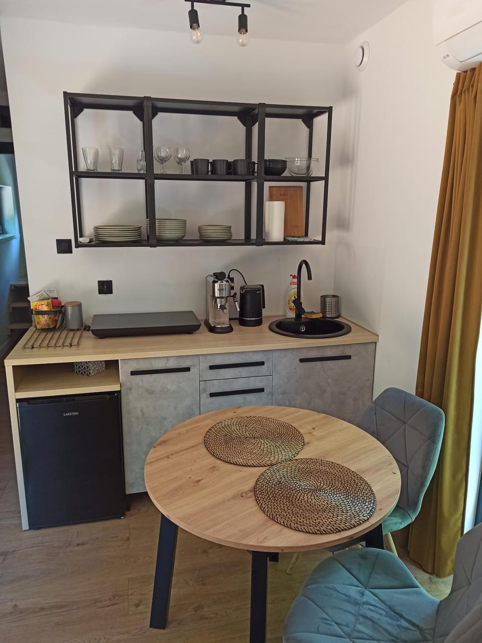 Coffee/tea facilities, Kitchen or kitchenette, Dining area, stove