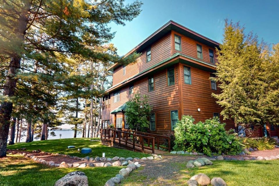 Chippewa Retreat - Den House in Wisconsin