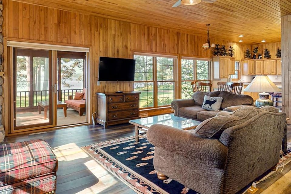 Chippewa Retreat - Den House in Wisconsin